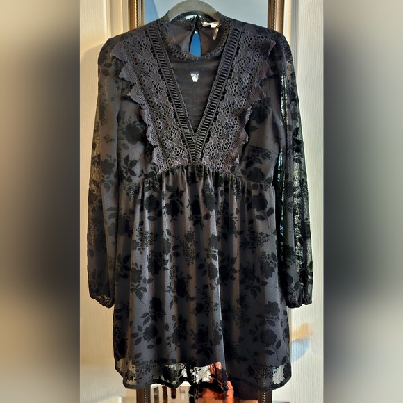 entro Dresses & Skirts - Entro Black Velvet Floral & Lace Long Sleeve Dress